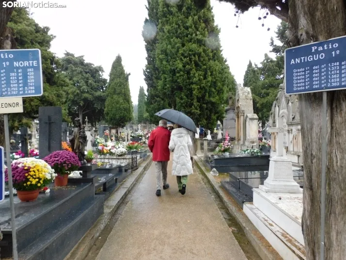 En im&aacute;genes: Los sorianos acuden en masa el cementerio a pesar de la lluvia