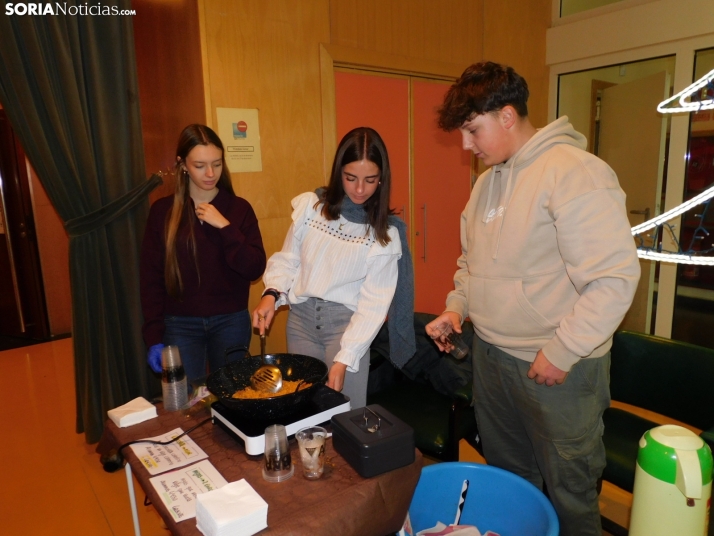 En im&aacute;genes: &Oacute;lvega da la bienvenida a la Navidad con un mercadillo navide&ntilde;o solidario