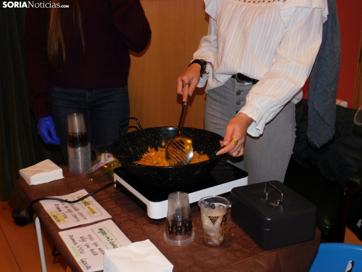 En im&aacute;genes: &Oacute;lvega da la bienvenida a la Navidad con un mercadillo navide&ntilde;o solidario