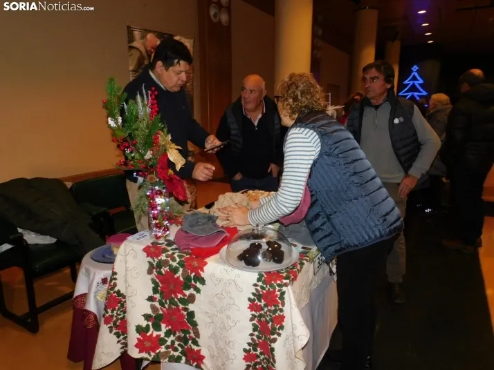 En im&aacute;genes: &Oacute;lvega da la bienvenida a la Navidad con un mercadillo navide&ntilde;o solidario