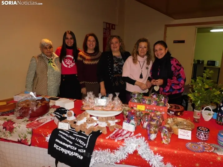 En im&aacute;genes: &Oacute;lvega da la bienvenida a la Navidad con un mercadillo navide&ntilde;o solidario