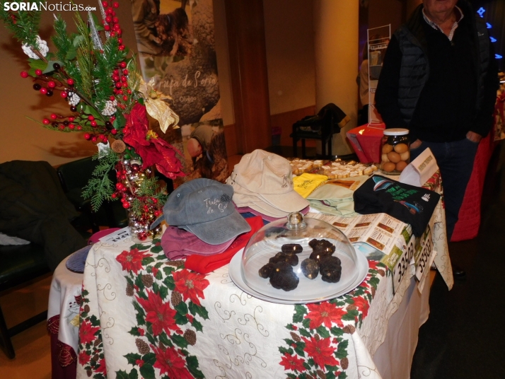 En im&aacute;genes: &Oacute;lvega da la bienvenida a la Navidad con un mercadillo navide&ntilde;o solidario