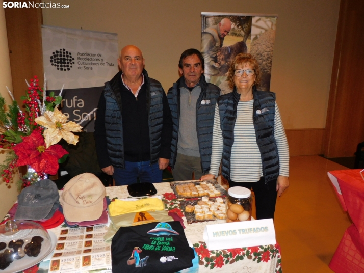 En im&aacute;genes: &Oacute;lvega da la bienvenida a la Navidad con un mercadillo navide&ntilde;o solidario