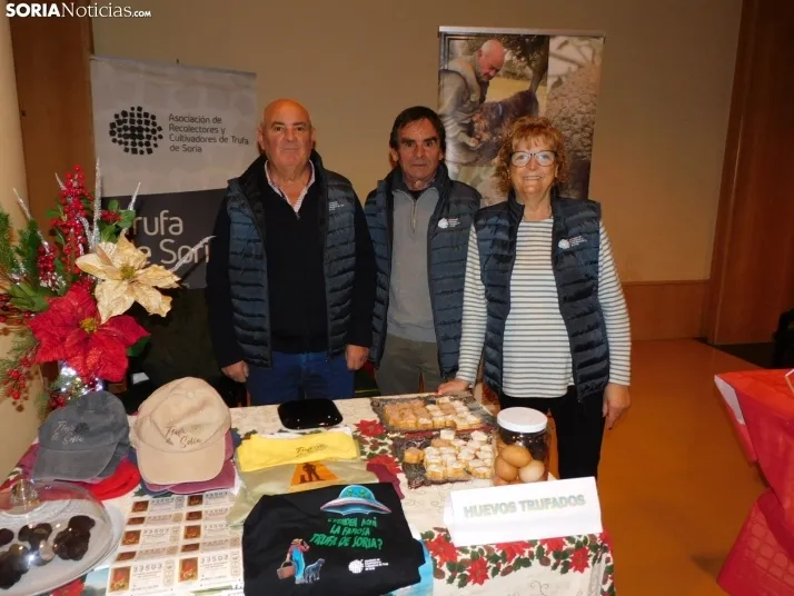En im&aacute;genes: &Oacute;lvega da la bienvenida a la Navidad con un mercadillo navide&ntilde;o solidario