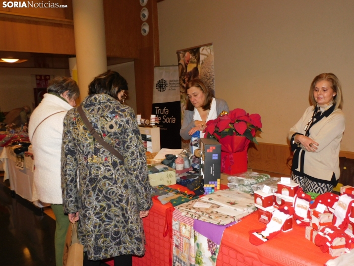 En im&aacute;genes: &Oacute;lvega da la bienvenida a la Navidad con un mercadillo navide&ntilde;o solidario