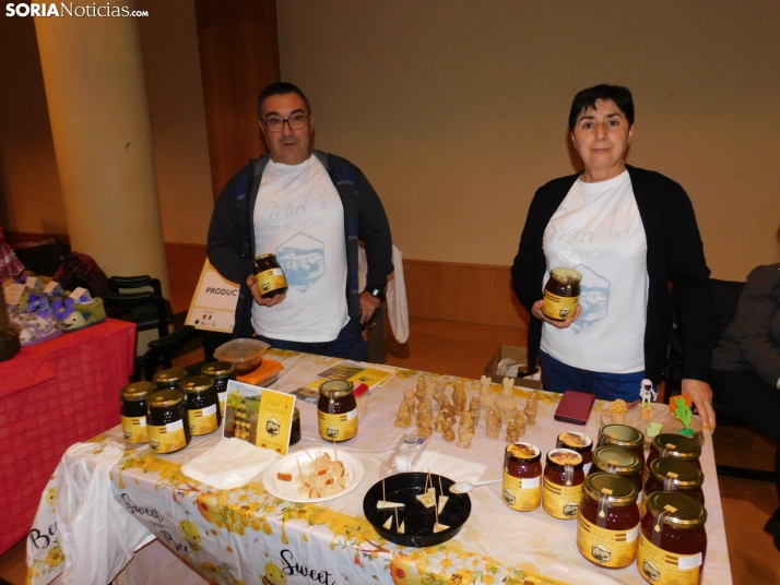 En im&aacute;genes: &Oacute;lvega da la bienvenida a la Navidad con un mercadillo navide&ntilde;o solidario