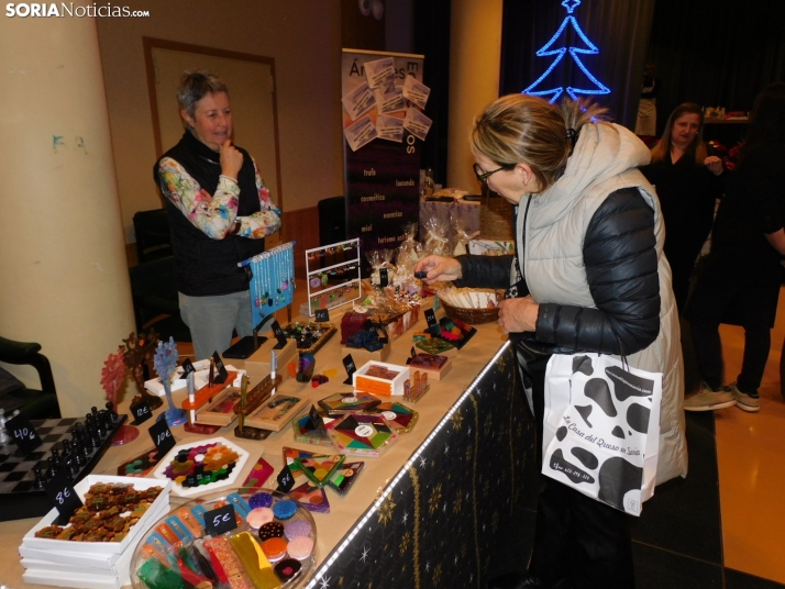 En im&aacute;genes: &Oacute;lvega da la bienvenida a la Navidad con un mercadillo navide&ntilde;o solidario