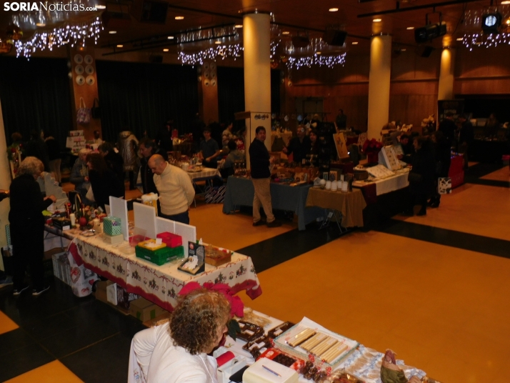 En im&aacute;genes: &Oacute;lvega da la bienvenida a la Navidad con un mercadillo navide&ntilde;o solidario