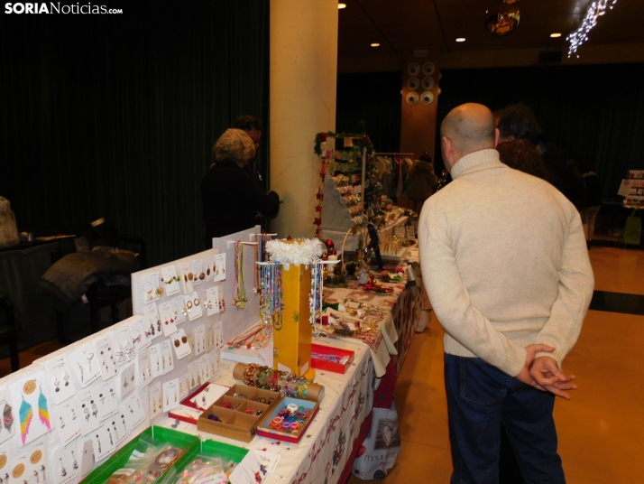 En im&aacute;genes: &Oacute;lvega da la bienvenida a la Navidad con un mercadillo navide&ntilde;o solidario