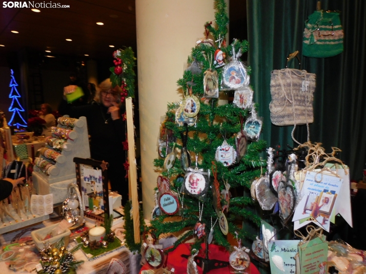 En im&aacute;genes: &Oacute;lvega da la bienvenida a la Navidad con un mercadillo navide&ntilde;o solidario