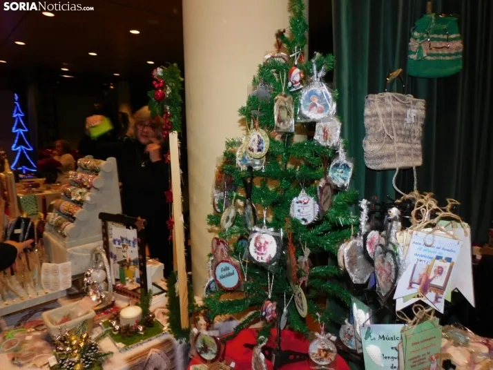 En im&aacute;genes: &Oacute;lvega da la bienvenida a la Navidad con un mercadillo navide&ntilde;o solidario