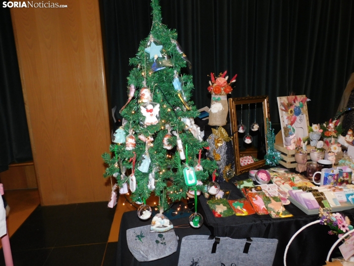 En im&aacute;genes: &Oacute;lvega da la bienvenida a la Navidad con un mercadillo navide&ntilde;o solidario