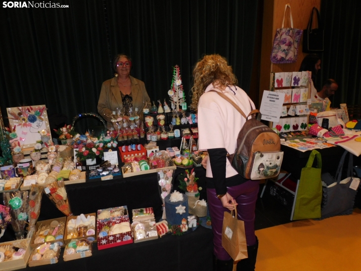 En im&aacute;genes: &Oacute;lvega da la bienvenida a la Navidad con un mercadillo navide&ntilde;o solidario