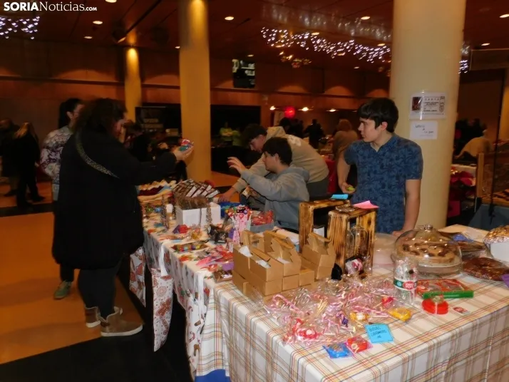 En im&aacute;genes: &Oacute;lvega da la bienvenida a la Navidad con un mercadillo navide&ntilde;o solidario