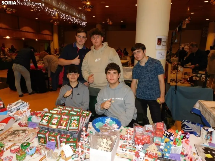 En im&aacute;genes: &Oacute;lvega da la bienvenida a la Navidad con un mercadillo navide&ntilde;o solidario