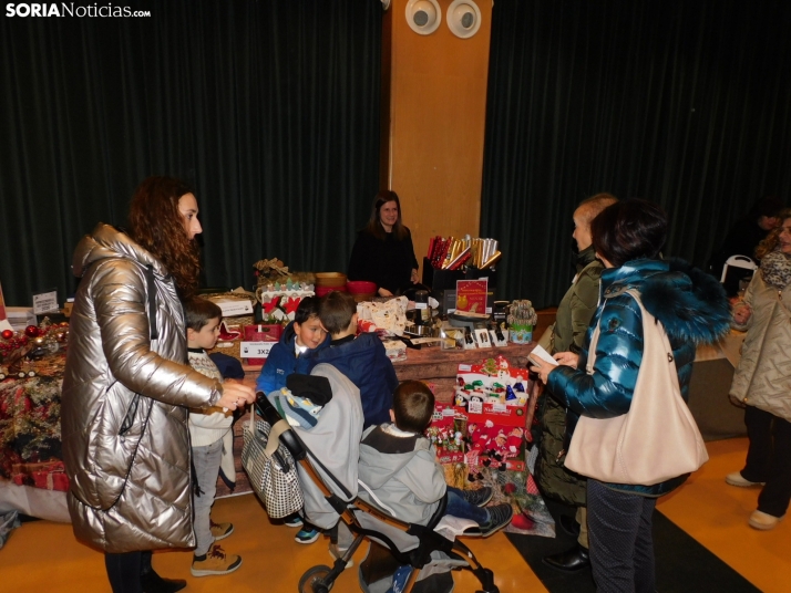 En im&aacute;genes: &Oacute;lvega da la bienvenida a la Navidad con un mercadillo navide&ntilde;o solidario