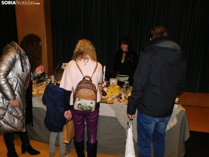 En im&aacute;genes: &Oacute;lvega da la bienvenida a la Navidad con un mercadillo navide&ntilde;o solidario