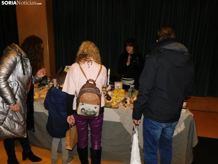 En im&aacute;genes: &Oacute;lvega da la bienvenida a la Navidad con un mercadillo navide&ntilde;o solidario