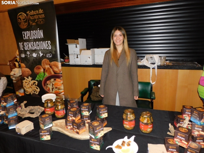 En im&aacute;genes: &Oacute;lvega da la bienvenida a la Navidad con un mercadillo navide&ntilde;o solidario