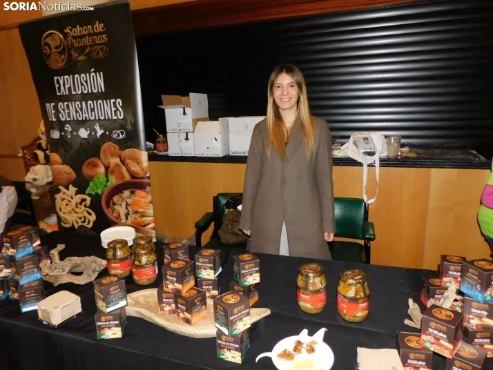En im&aacute;genes: &Oacute;lvega da la bienvenida a la Navidad con un mercadillo navide&ntilde;o solidario