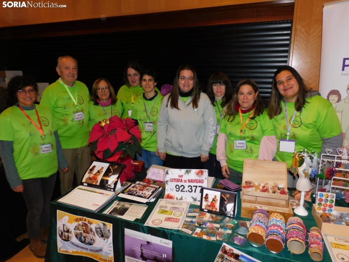 En im&aacute;genes: &Oacute;lvega da la bienvenida a la Navidad con un mercadillo navide&ntilde;o solidario
