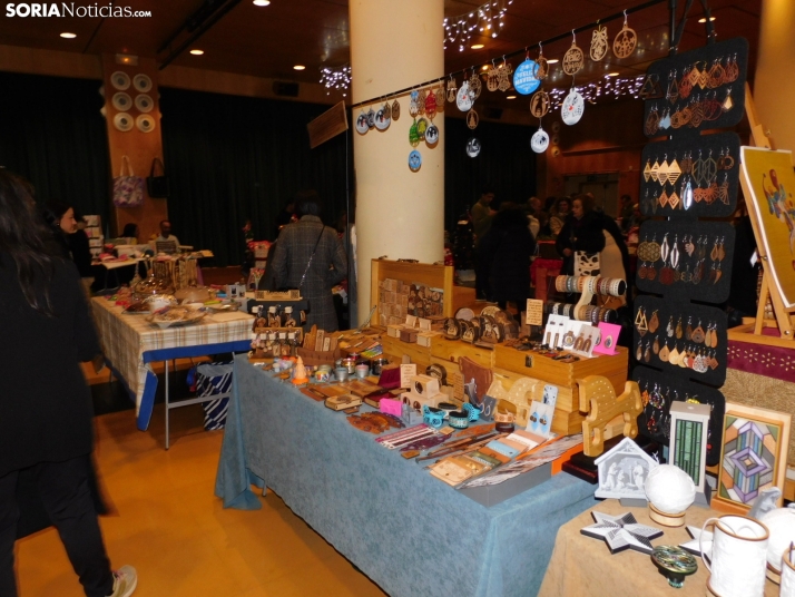 En im&aacute;genes: &Oacute;lvega da la bienvenida a la Navidad con un mercadillo navide&ntilde;o solidario