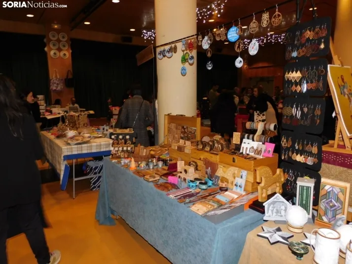 En im&aacute;genes: &Oacute;lvega da la bienvenida a la Navidad con un mercadillo navide&ntilde;o solidario