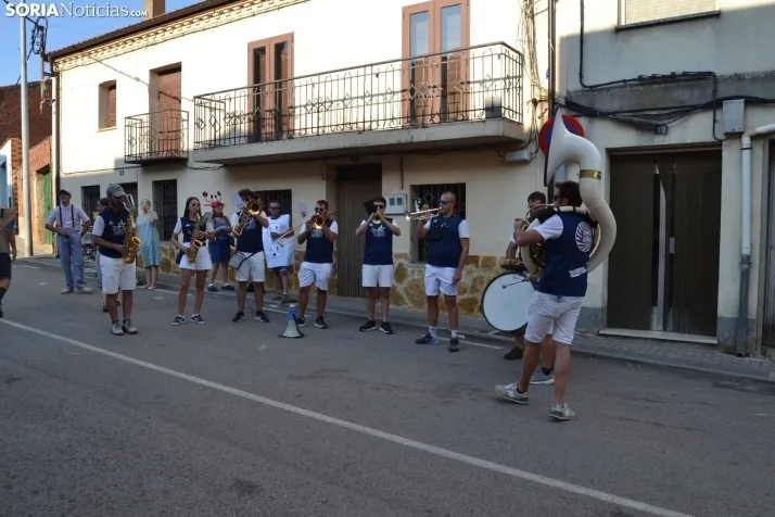 En im&aacute;genes: Tardelcuende celebra sus fiestas de la Juventud con una charanga de disfraces