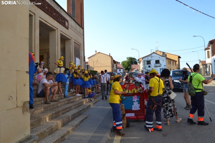 En im&aacute;genes: Tardelcuende celebra sus fiestas de la Juventud con una charanga de disfraces