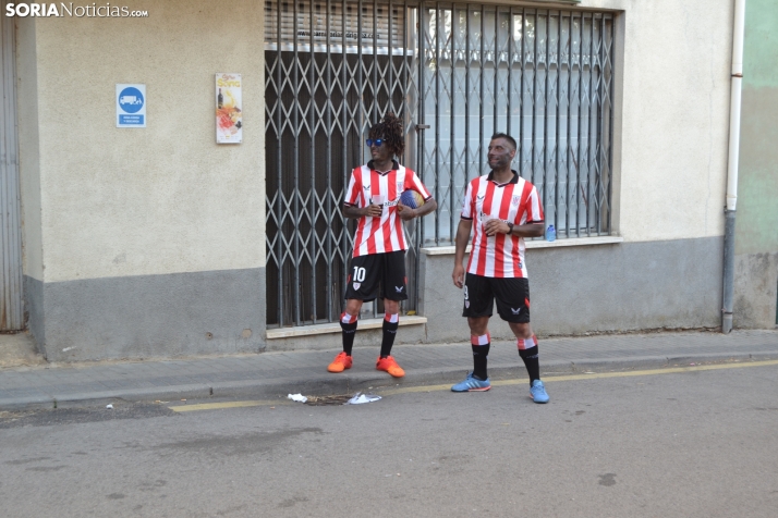 En im&aacute;genes: Tardelcuende celebra sus fiestas de la Juventud con una charanga de disfraces