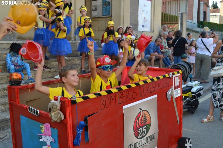 En im&aacute;genes: Tardelcuende celebra sus fiestas de la Juventud con una charanga de disfraces