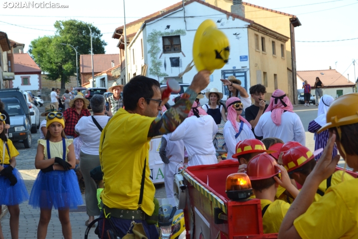 En im&aacute;genes: Tardelcuende celebra sus fiestas de la Juventud con una charanga de disfraces