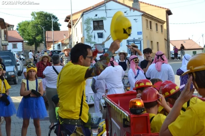 En im&aacute;genes: Tardelcuende celebra sus fiestas de la Juventud con una charanga de disfraces