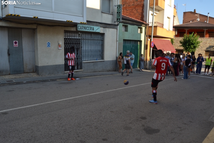 En im&aacute;genes: Tardelcuende celebra sus fiestas de la Juventud con una charanga de disfraces