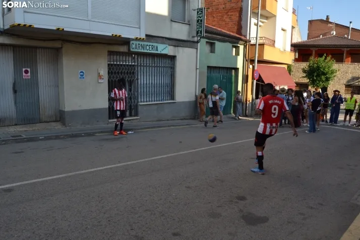 En im&aacute;genes: Tardelcuende celebra sus fiestas de la Juventud con una charanga de disfraces