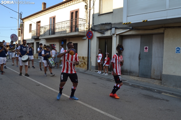 En im&aacute;genes: Tardelcuende celebra sus fiestas de la Juventud con una charanga de disfraces