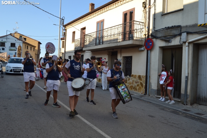 En im&aacute;genes: Tardelcuende celebra sus fiestas de la Juventud con una charanga de disfraces