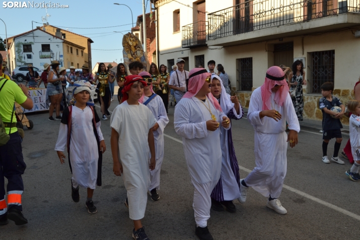 En im&aacute;genes: Tardelcuende celebra sus fiestas de la Juventud con una charanga de disfraces