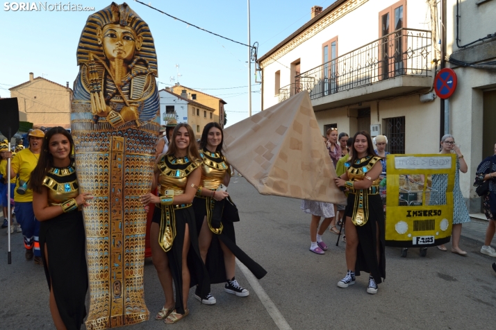 En im&aacute;genes: Tardelcuende celebra sus fiestas de la Juventud con una charanga de disfraces