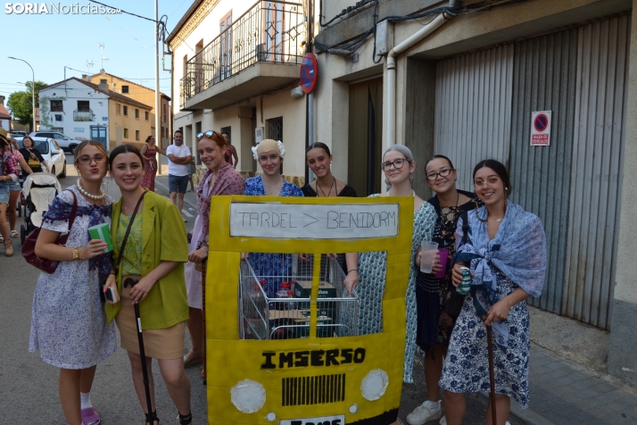 En im&aacute;genes: Tardelcuende celebra sus fiestas de la Juventud con una charanga de disfraces
