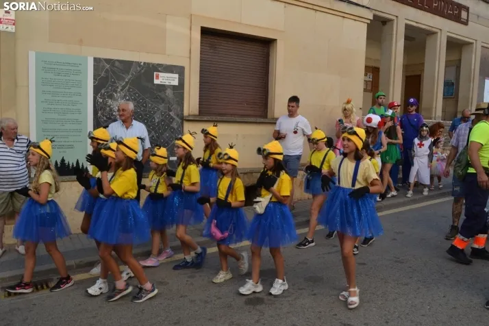 En im&aacute;genes: Tardelcuende celebra sus fiestas de la Juventud con una charanga de disfraces