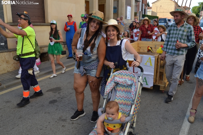 En im&aacute;genes: Tardelcuende celebra sus fiestas de la Juventud con una charanga de disfraces