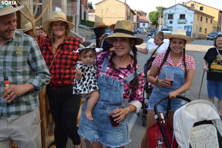 En im&aacute;genes: Tardelcuende celebra sus fiestas de la Juventud con una charanga de disfraces