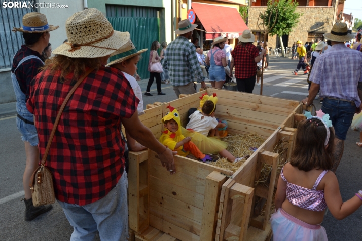 En im&aacute;genes: Tardelcuende celebra sus fiestas de la Juventud con una charanga de disfraces