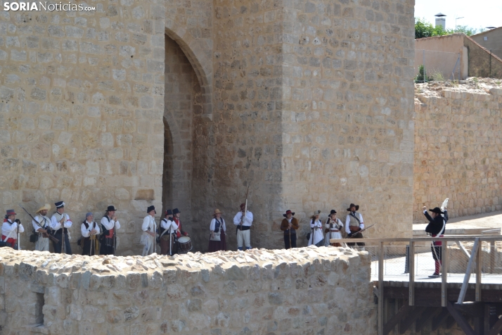 En im&aacute;genes: Almaz&aacute;n regresa a 1810 con la representaci&oacute;n de la batalla contra el ej&eacu