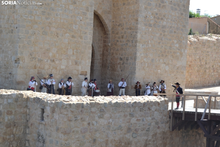 En im&aacute;genes: Almaz&aacute;n regresa a 1810 con la representaci&oacute;n de la batalla contra el ej&eacu