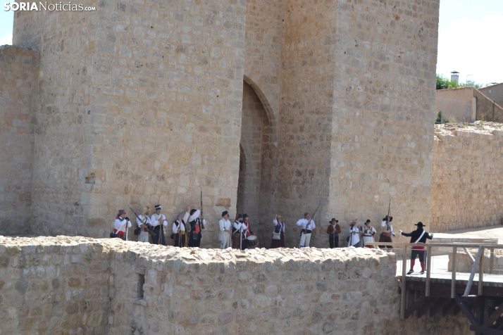 En im&aacute;genes: Almaz&aacute;n regresa a 1810 con la representaci&oacute;n de la batalla contra el ej&eacu