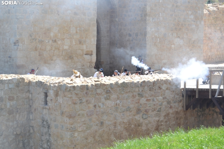 En im&aacute;genes: Almaz&aacute;n regresa a 1810 con la representaci&oacute;n de la batalla contra el ej&eacu