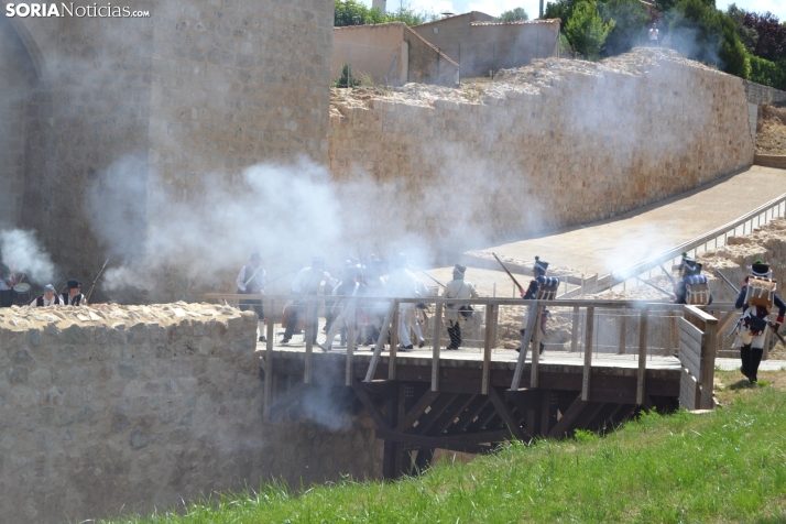 En im&aacute;genes: Almaz&aacute;n regresa a 1810 con la representaci&oacute;n de la batalla contra el ej&eacu