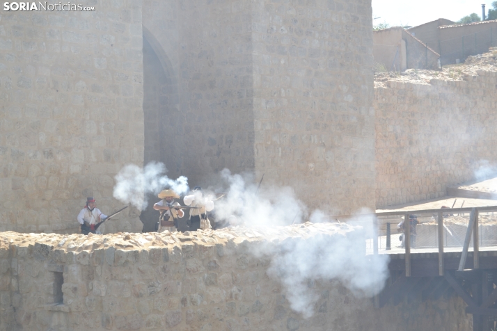 En im&aacute;genes: Almaz&aacute;n regresa a 1810 con la representaci&oacute;n de la batalla contra el ej&eacu